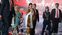 Selanjutnya ada Ibu Negara Iriana Joko Widodo.