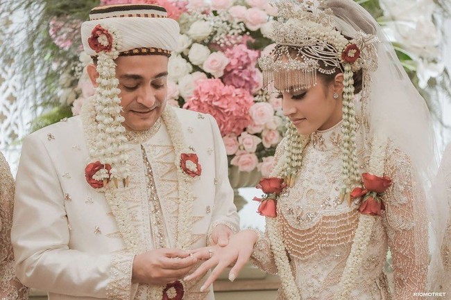 Kebahagiaan pun terlihat jelas di antara kedua mempelai serta keluarga Tsamara dan Ismail. Foto: Instagram @ifalatas