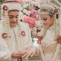 Kebahagiaan pun terlihat jelas di antara kedua mempelai serta keluarga Tsamara dan Ismail. Foto: Instagram @ifalatas