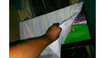 Fans MU digambarkan takut-takut melihat pertandingan lawan Liverpool karena cemas timnya kalah. Foto: Twitter