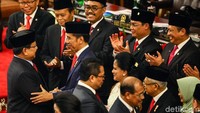 Ini momen Prabowo saat menyapa Jokowi usai pelantikan presiden.