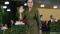 Menkeu Sri Mulyani terlihat kalem namun tetap melempar senyum.
