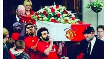 Salah, Firmino dan Mane mengangkat peti MU. Foto: Twitter