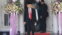 Wakil Presiden terpilih Maruf Amin terlihat mengenakan setelan jas dipadu dengan dasi berwarna merah.