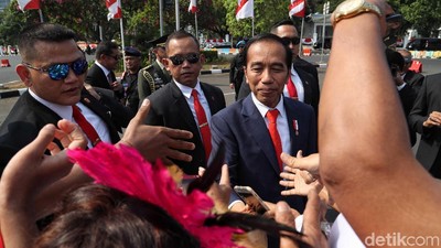 Salami Relawan, Jokowi Semringah Banget