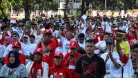 Para relawan ini tampil dengan busana serba merah putih.