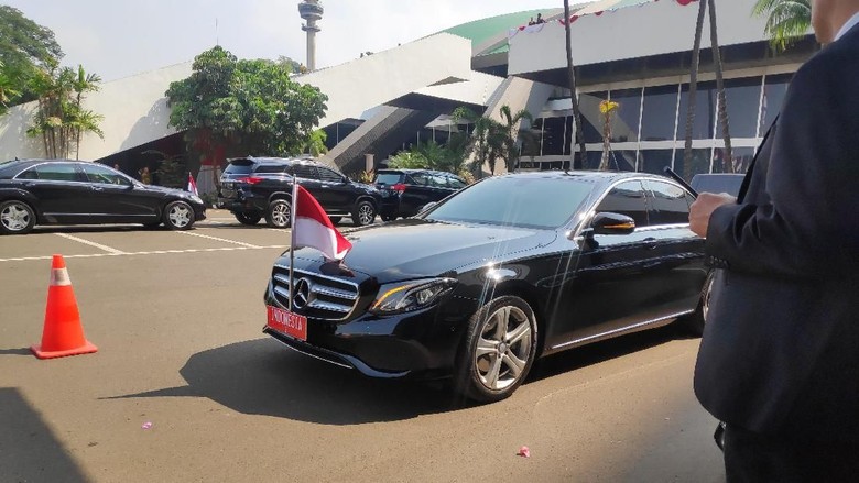 Paspampres Pindahkan Pelat RI-2 dari Mobil JK ke Mobil Maruf Amin Paspampres Pindahkan Pelat RI-2 dari Mobil JK ke Mobil Maruf Amin