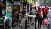 Pukul 11.30 WIB, Jalan Merdeka Barat ini disterilkan. Para relawan yang sebelumnya duduk-duduk dan makan di depan gerobak pedagang dipersilakan beranjak dari lokasi sementara waktu. Arus lalu lintas di dekat Patung Kuda pun ditutup untuk umum. Polisi dan TNI melakukan penjagaan.