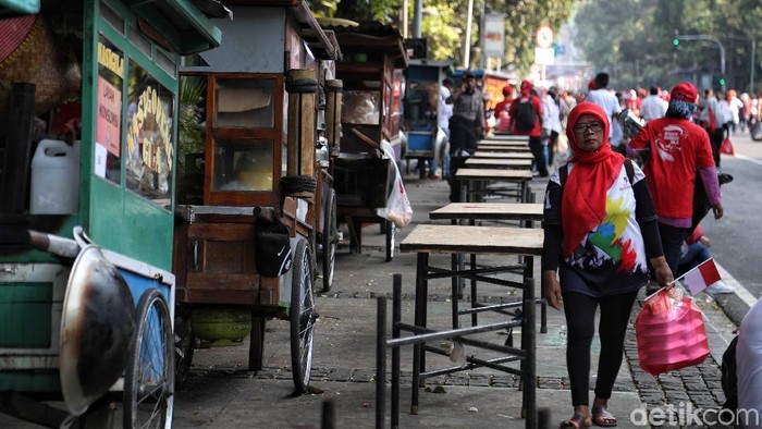 Dalam rangka pelantikan presiden-wakil presiden, para pedagang kaki lima menyajikan dagangannya untuk dinikmati masyarakat secara gratis.