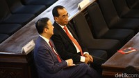 Menhub Budi Karya juga terlihat hadir.