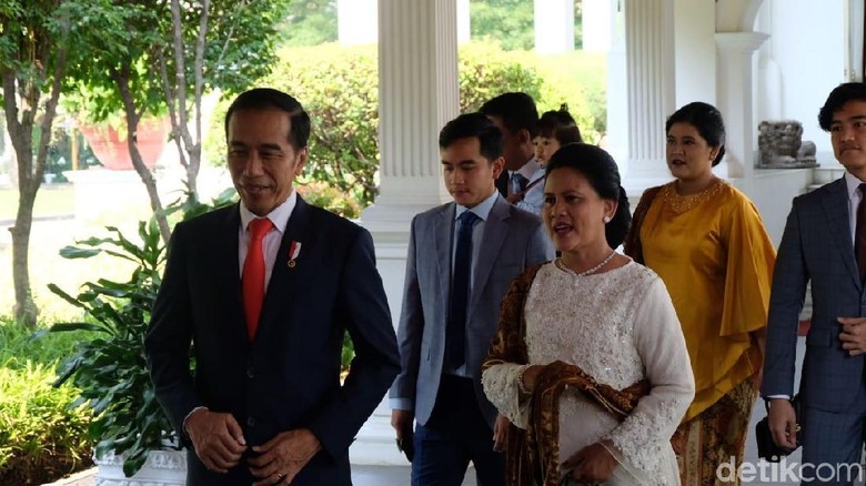 Jokowi Berangkat ke Pelantikan Bareng Keluarga, Jan Ethes Tak Ikut Jokowi Berangkat ke Pelantikan Bareng Keluarga, Jan Ethes Tak Ikut