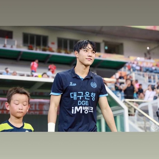 Jeong Seung Won pertama kali debut sebagai pemain bola pada 2016. Sejak saat itu ia telah mencuri perhatian bahkan wanita yang tidak terlalu mengerti bola karena wajah tampannya. Foto: Instagram @seungwon_jeong