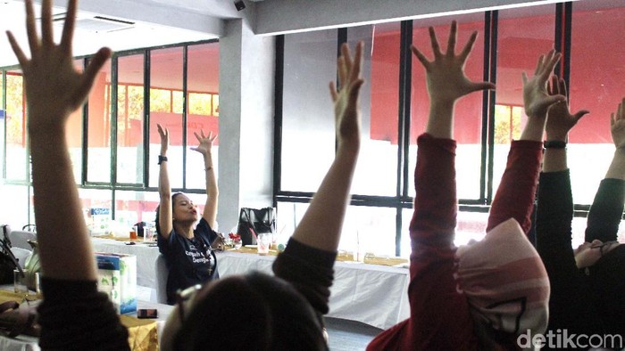 Variasi yoga bagi pengidap osteoporosis (Foto: Nabila Ulfa Jayanti/detikHealth) Variasi yoga bagi pengidap osteoporosis (Foto: Nabila Ulfa Jayanti/detikHealth)