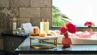 Segala sesuatu yang kamu lihat buat mandi itu sudah termasuk sebagai complimentary. Jadi traveler bisa mandi cantik ala Barbie! (Foto: Dok. AirBnB)