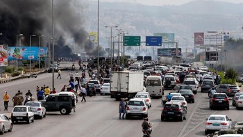 Politisi membunuh kami. Semuanya mahal, tidak ada pekerjaan, tidak ada uang, tidak ada apapun, sebut seorang demonstran berusia 23 tahun, Khaled Dokmak. Foto: Reuters