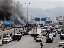 Demo Besar-besaran Gegara Pakai WhatsApp Harus Bayar