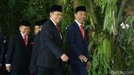 Ekspresi Jokowi di Karpet Merah Pelantikan Presiden di DPR