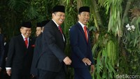 Begini ekspresi Jokowi saat melangkah di karpet merah pelantikan presiden dan wakil presiden di DPR, Minggu (20/10/2019).