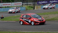 Dari hasil sempurna di dua seri itu, asa pembalap andalan tim Honda Racing Indonesia ini semakin membubung. Kans Alvin meraih gelar juara nasional 2019 makin terbuka. Jika harapan itu terpenuhi di akhir musim, Desember mendatang, Alvin akan mencatatkan namanya dalam sejarah otomotif Indonesia sebagai pembalap yang meraih gelar juara nasional terbanyak hingga delapan kali. Foto: dok. HRI