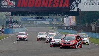 Ayahanda pembalap muda Avila Bahar ini mengaku sangat puas dengan kemenangan di seri ini. Pasalnya, setelah sebelumnya ia juara lantaran rivalnya, Haridarma Manoppo didiskualifikasi sehingga sebagai pembalap yang finis kedua otomatis naik sebagai juara, kini di seri kelima Alvin begitu lega. Foto: dok. HRI