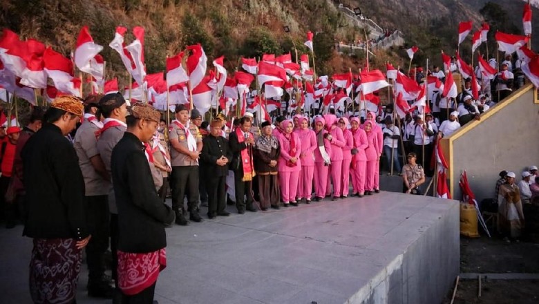 Sambut Pelantikan Presiden, 4.800 Merah Putih Dikibarkan di Bromo Sambut Pelantikan Presiden, 4.800 Merah Putih Dikibarkan di Bromo