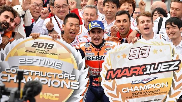Japanese Grand Prix winner Repsol Honda Team rider Marc Marquez of Spain (front C) celebrates with his team officers at the parc ferme after the MotoGP class Japanese Motorcyle Grand Prix at the Twin Ring Motegi circuit in Motegi, Tochigi prefecture on October 20, 2019. (Photo by Toshifumi KITAMURA / AFP)