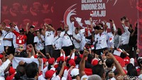 Panggung juga disediakan untuk menghibur para relawan.