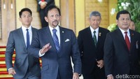 Mereka adalah Sultan Brunei Darussalam dan putranya.