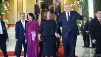 PM Australia Scott Morisson dan pasangan juga menyapa para awak media.