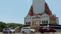 Para peserta Fun Trip Avanza-Veloz Sebangsa mengabadikan momen dengan objek wisata Makassar, salah satunya Monumen Mandala. Foto: Rizki Pratama