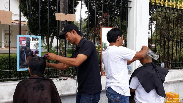 Syukuran Pelantikan Jokowi-Maruf, Ada Cukur Gratis di Titik Nol Yogya Syukuran Pelantikan Jokowi-Maruf, Ada Cukur Gratis di Titik Nol Yogya
