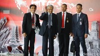 PM Malaysia Mahathir Mohamad terlihat menyapa para wartawan.