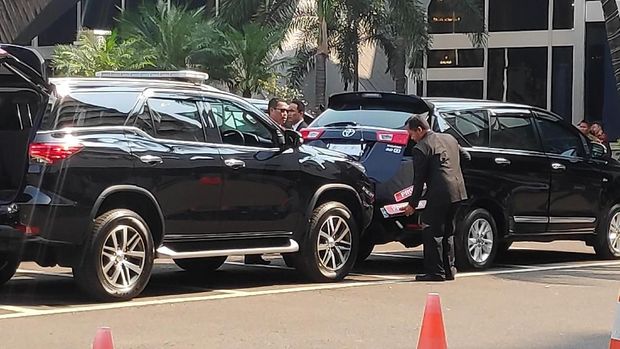 Paspampres memindahkan plat nomor mobil dinas JK ke Ma'ruf Amin.