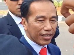 Jokowi Turun dari Mobil Salami Relawan di Taman Pandang Sebelum ke MPR