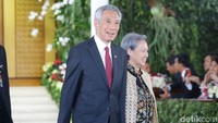 Perdana Menteri Republik Singapura Lee Hsien Loong dan Ny Ho Ching tampak tersenyum.