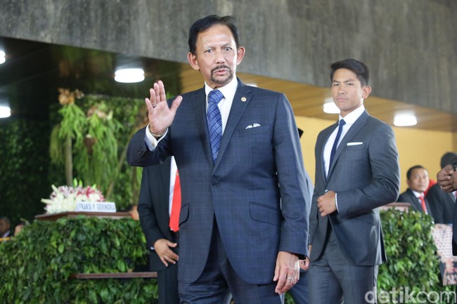 Abdul Mateen yang tiga tahun lebih tua dari Kaesang itu memakai setelan abu-abu gelap dengan kemaja putih. Dasi hitam juga jadi andalan. Foto: Dok. Antara, Dok. Setkab