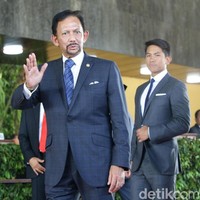 Abdul Mateen yang tiga tahun lebih tua dari Kaesang itu memakai setelan abu-abu gelap dengan kemaja putih. Dasi hitam juga jadi andalan. Foto: Dok. Antara, Dok. Setkab