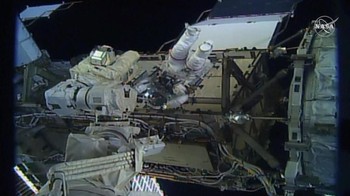 Kami tidak ingin mengambil banyak kredit karena ada beberapa spacewalker wanita sebelum kami. Ini hanyalah pertama kali bahwa ada dua wanita di luar pada saat yang sama, kata Meir. Foto: Reuters