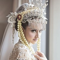 Penampilan politisi berusia 23 tahun ini pun disempurnakan dengan headpiece atau aksesoris rambut siangko Betawi yang dirancang oleh desainer aksesori Rinaldy Yunardi. Foto: Instagram @tsamaradki