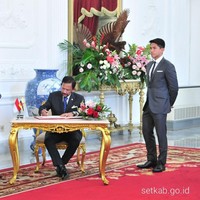 Dalam kesempatan tersebut, setelan necis juga menjadi andalan Pangeran Abdul Mateen. Pria kelahiran 10 Agustus 1991 itu memakai setelan abu-abu gelap dengan kemaja putih. Dasi hitam juga jadi andalan. (Foto: Dok. Antara, Dok. Setkab)