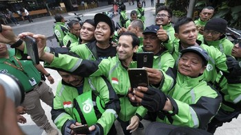 Prejudice orang terhadap pekerjaan sopir ojek dan pekerjaan ojek itu semua salah. Dan mereka itu menjadi salah satu sektor ekonomi yang paling kuat di Indonesia. Menjadi sektor pelayanan yang paling baik dan paling berguna untuk seluruh Nusantara. Dan bukan hanya di Nusantara, sekarang di mancanegara, kata Nadiem. Foto: Gojek