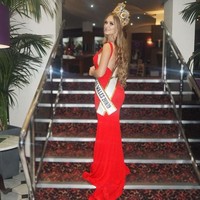 Joey Staerkle merupakan pemenag Miss Intercontinental Wales 2018/2019. Tak hanya cantik, Joey juga menonjol di bidang akademis dan baru saja lulus dengan gelar kehormatan dalam bisnis dari Chester University. Foto: Instagram