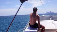 Dalam captionnya dia menuliskan berlayar di Mediterranean Sea. (tmsk/Instagram)