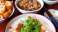 Siapa ngga ngiler? Bubur ikan panas-panas disajikan dengan cakue dan telur asin. Fillet ikan yang lembut gurih bikin pengin nambah. Foto : Instagram @fen.z