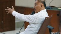Markus Nari membantah pernah menerima uang hasil korupsi proyek e-KTP. Mantan anggota DPR itu malah mengomentari keterangan terdakwa-terdakwa sebelumnya yang berubah-ubah.