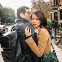 Aktris Gista Putri punya ciri khas gaya street style yang simple. Kamu bisa meniru gaya effortless stylish ala istri calon menteri Wishnu Tama ini.  Foto: dok. Instagram @gistaputri