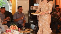 Bupati Minahasa Selatan, Christiany Eugenia Tetty Paruntu juga ke Istana. Hanya saja ia tak bertemu Jokowi dan dipastikan tidak jadi menteri. Ini cantiknya Christiany saat sajikan dodol amurang dan nasi jaha untuk tamu-tamunya. Foto: Instagram