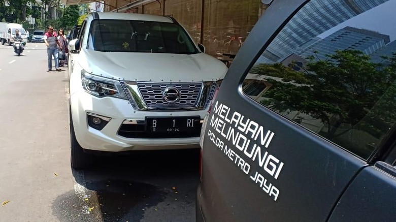 Pelat B 1 RI di Mobil yang Halangi Tamu Pelantikan Diduga Palsu Pelat B 1 RI di Mobil yang Halangi Tamu Pelantikan Diduga Palsu