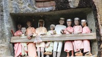 Patung Tau-Tau yang terdapat di depan makam batu. Patung ini menandakan status sosial pemiliknya. ( (dok. Istimewa)