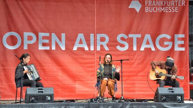 Oppie Andaresta Bermusikalisasi Puisi Jokpin di Frankfurt Book Fair